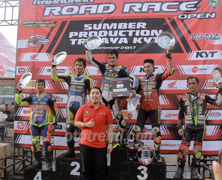 Podium juara kelas khusus Yamaha RX King dengan hadiah spesial Podium juara kelas khusus Yamaha RX King dengan hadiah spesial