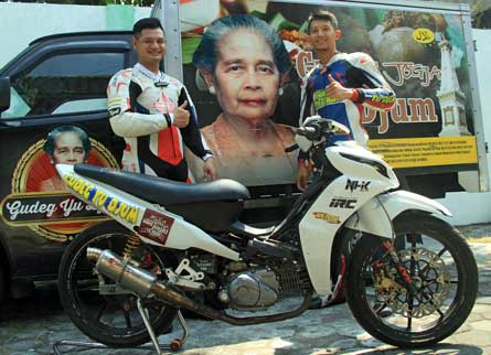 FERRYANDO ADI KUSUMA (KIRI) & ANANG PRABOWO (KANAN). Kompak kembali serius di balapan (road race)