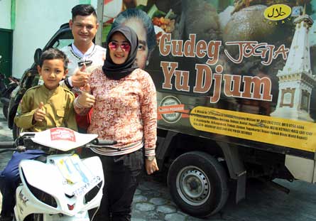 Ferry bersama istri, Lina Siwi yang juga mantan pebalap dan putranya