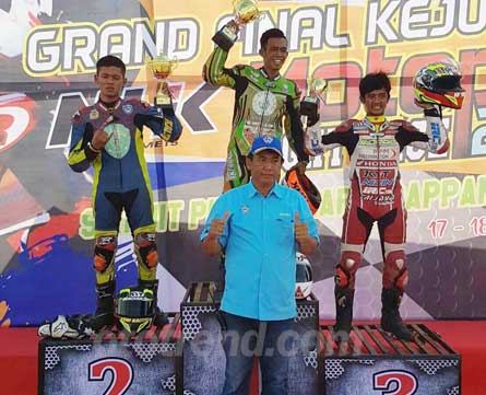 ALPIAN R (BORNEO RACING TEAM,  KALSEL) YANG DIDUKUNG MEKANIK BIMA ADITA. Sukses raih podium juara MP1 (150  cc) di race 1, & prestasi MP2 dalam Grand Final Motorprix 2016 Sidrap