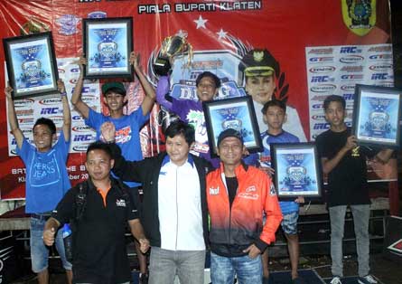 ALVAN CEBONK (TENGAH-BELAKANG).  Sukses pertahankan gelar juara umum AHRS IRC Dragbike 2016