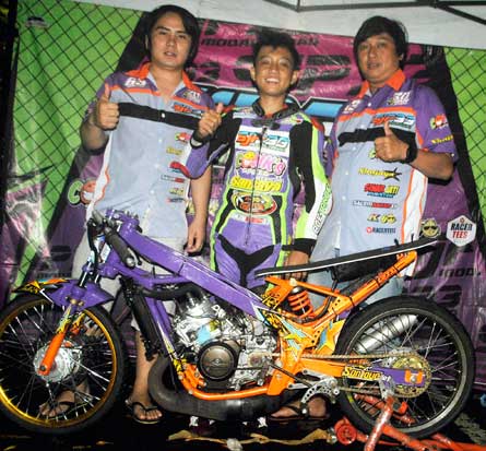 ALVAN CEBONK (TENGAH) RAIH KEMBALI  JUARA UMUM. Bersama Ade SJP selaku pemilik tim dan Hans, adik dari  owner-team