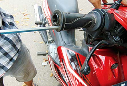 CARA MELEPAS HANDGRIP ORSI, DICONGKEL PAKE OBENG